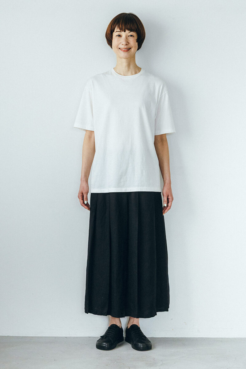 Tシャツ¥12,100 /ヤエカ(ヤエカアパートメント ストア)、スカート¥9,990、スニーカー¥19,900/ともにムジラボ(無印良品 代官山)