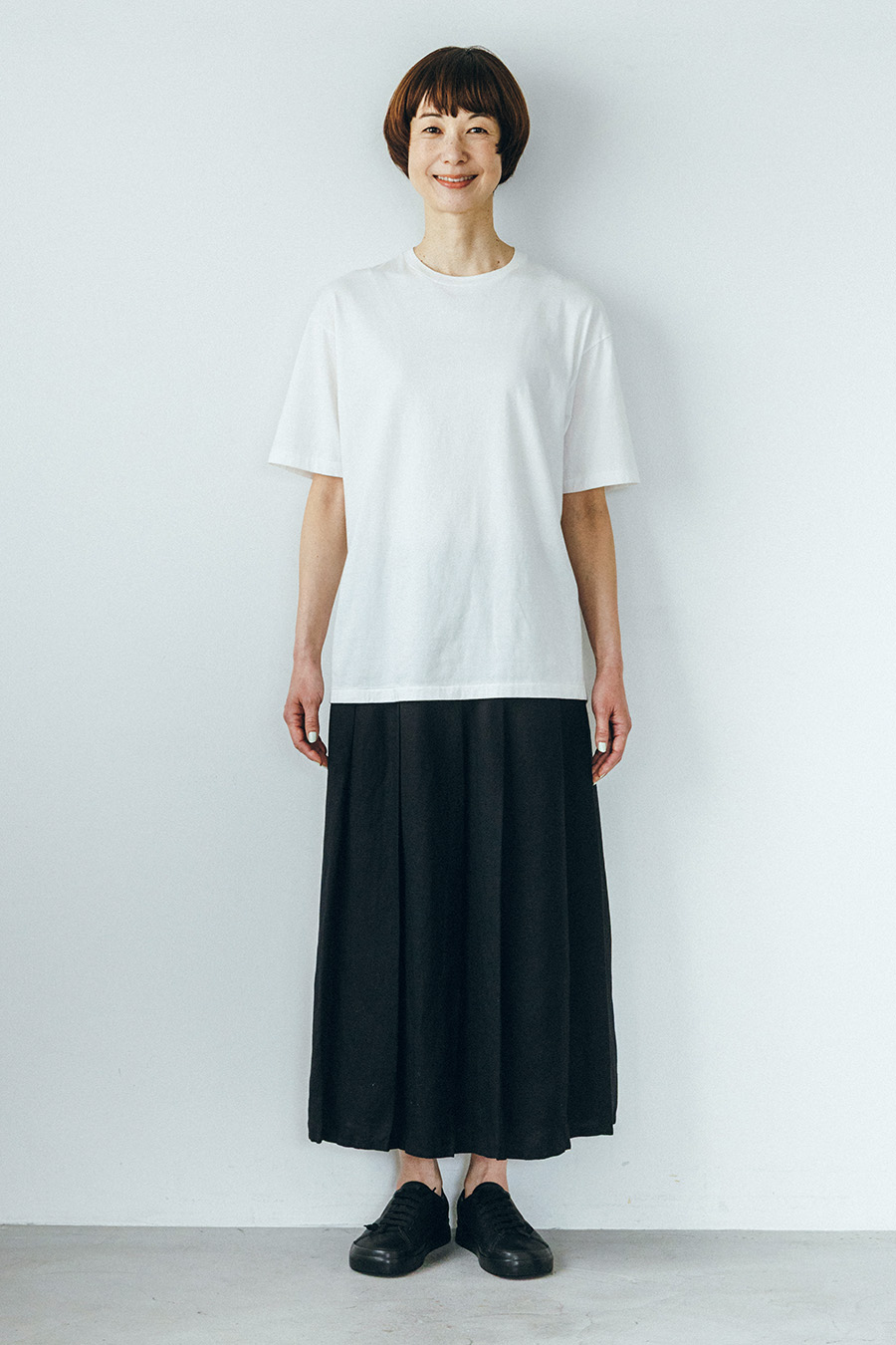 Tシャツ¥12,100 ／ヤエカ（ヤエカアパートメント ストア）、スカート¥9,990、スニーカー¥19,900／ともにムジラボ（無印良品 代官山）