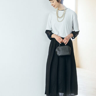 シアドットカットソー¥12,980／ミズイロインド（マーコート）、コットンパール3連ネックレス¥31,900／ハリス×ケイコ オカモト（金万）、バッグ¥36,300／マスター＆コー（マッハ55リミテッド）、ソックス¥1,100／タビオ、シューズ¥41,800／ショセ（プリュス バイ ショセ）、ブレスレット¥37,400、ブレスレットにつけたパールのチャーム¥9,900／ともにプラウ