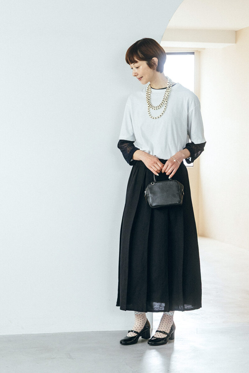 シアドットカットソー¥12,980/ミズイロインド(マーコート)、コットンパール3連ネックレス¥31,900/ハリス×ケイコ オカモト(金万)、バッグ¥36,300/マスター&コー(マッハ55リミテッド)、ソックス¥1,100/タビオ、シューズ¥41,800/ショセ(プリュス バイ ショセ)、ブレスレット¥37,400、ブレスレットにつけたパールのチャーム¥9,900/ともにプラウ