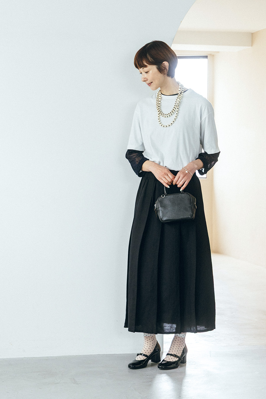 シアドットカットソー¥12,980／ミズイロインド（マーコート）、コットンパール3連ネックレス¥31,900／ハリス×ケイコ オカモト（金万）、バッグ¥36,300／マスター＆コー（マッハ55リミテッド）、ソックス¥1,100／タビオ、シューズ¥41,800／ショセ（プリュス バイ ショセ）、ブレスレット¥37,400、ブレスレットにつけたパールのチャーム¥9,900／ともにプラウ