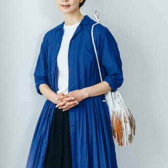 シャツワンピース¥57,200／パドカレ（パドカレ六本木）、バッグ¥36,300／マスター＆コー（マッハ55リミテッド）、メガネ¥19,800／ザ ベッドフォードホテル（キングスター）
