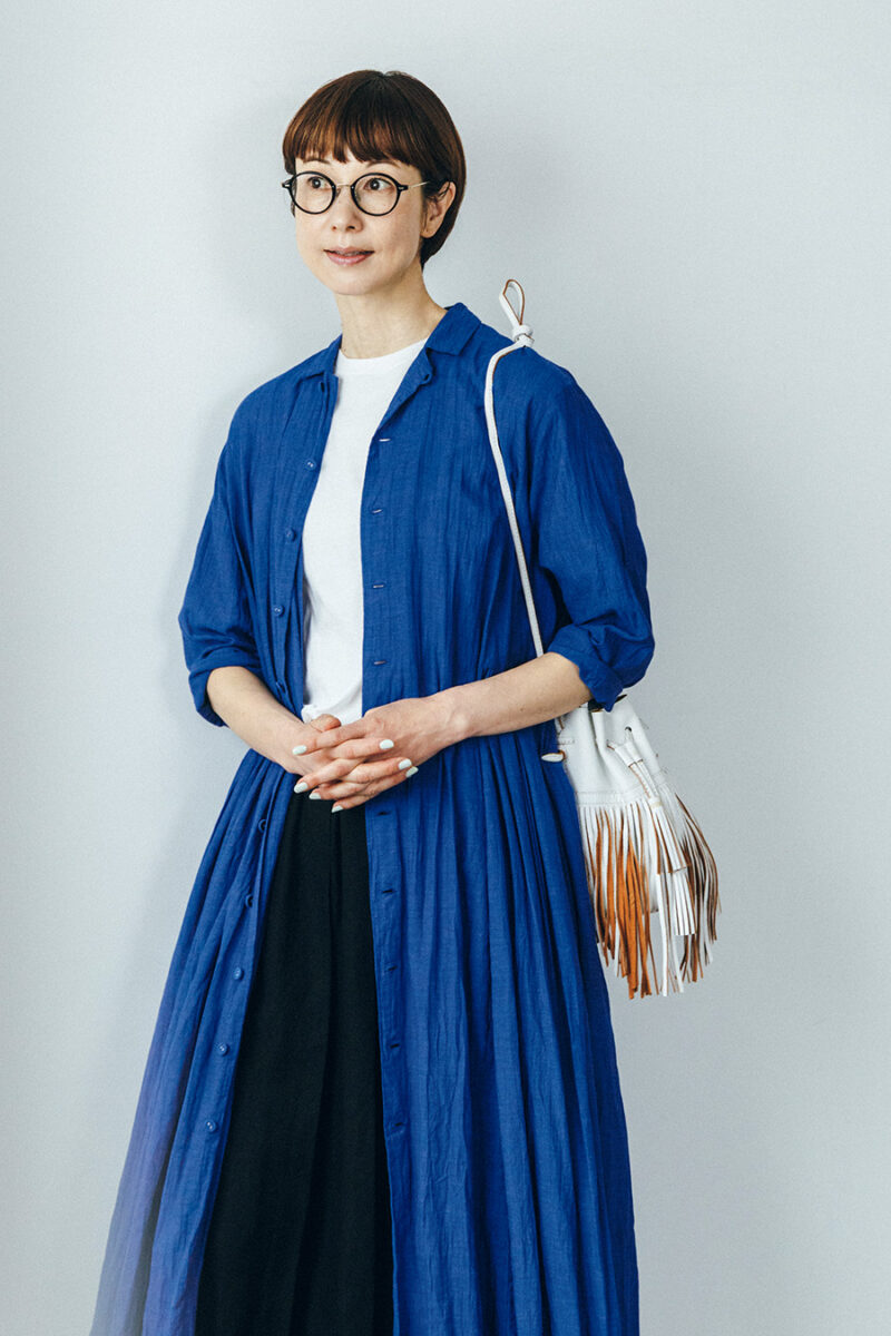 シャツワンピース¥57,200/パドカレ(パドカレ六本木)、バッグ¥36,300/マスター&コー(マッハ55リミテッド)、メガネ¥19,800/ザ ベッドフォードホテル(キングスター)