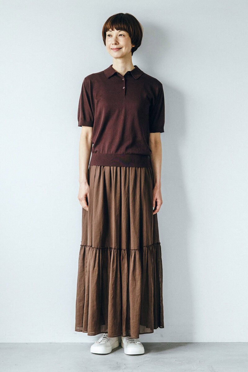 ニットポロ¥46,200/ジョン スメドレー(リーミルズ&カンパニー)、ティアードスカート¥28,600/トゥモローランド コレクション(トゥモローランド)、スニーカー¥19,900/ムジラボ(無印良品 代官山)