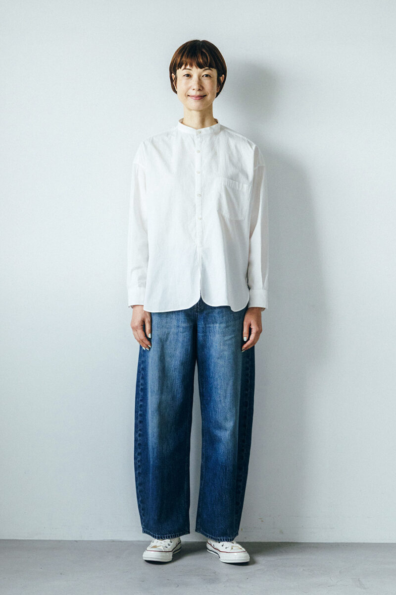 バンドカラーシャツ¥25,300/ティッカ、デニムパンツ¥4,990/ユニクロ、スニーカー¥ 9,350/コンバース(ヤエカ ホーム ストア)