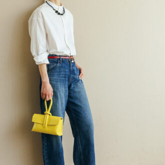 ネックレス¥18,700/ハリス(金万)、ベルト¥10,780/マスター&コー(マッハ55リミテッド)、バッグ¥38,500/リンレザー、サンダル¥71,500/チエ・ミハラ(アッシュ・ペー・フランス)、左耳のイヤカフ¥38,500/プラウ