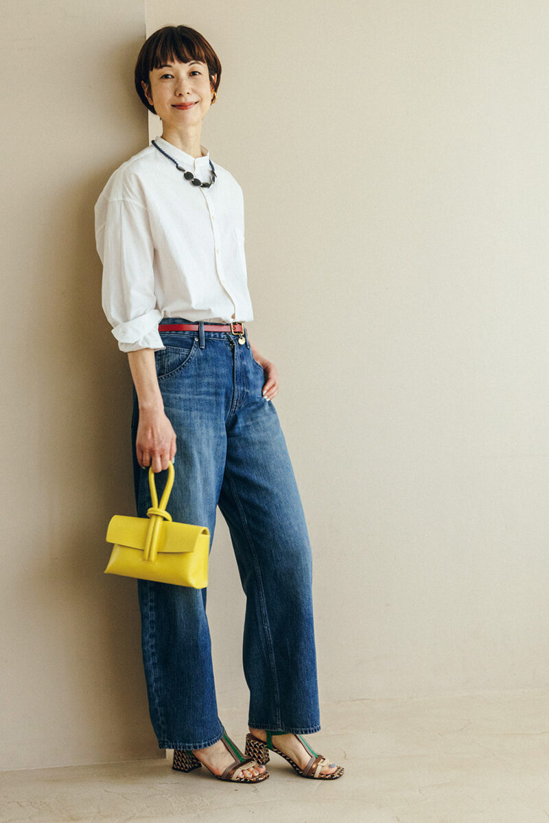 ネックレス¥18,700/ハリス(金万)、ベルト¥10,780/マスター&コー(マッハ55リミテッド)、バッグ¥38,500/リンレザー、サンダル¥71,500/チエ・ミハラ(アッシュ・ペー・フランス)、左耳のイヤカフ¥38,500/プラウ