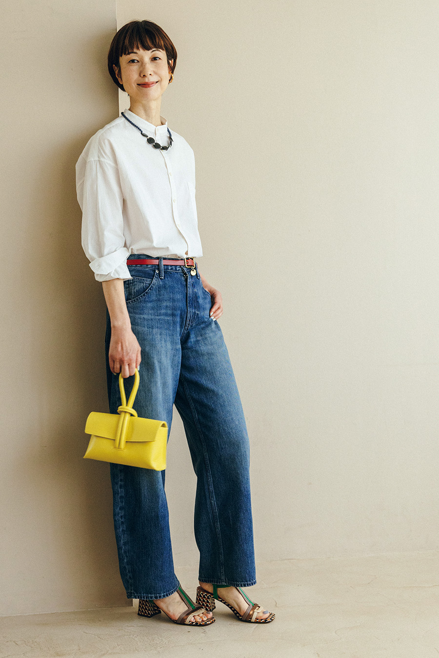 ネックレス¥18,700/ハリス(金万)、ベルト¥10,780/マスター&コー(マッハ55リミテッド)、バッグ¥38,500/リンレザー、サンダル¥71,500/チエ・ミハラ(アッシュ・ペー・フランス)、左耳のイヤカフ¥38,500/プラウ