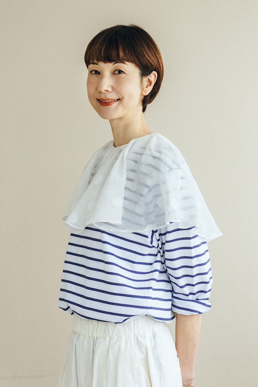 中に着たドットケープカットソー¥26,400／トゥモローランド コレクション（トゥモローランド）