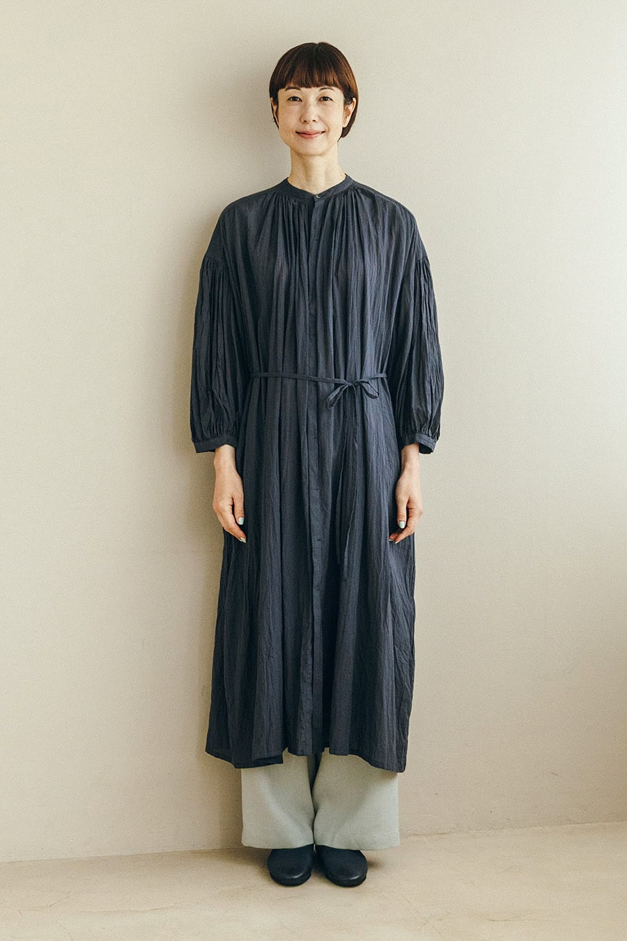 ギャザーシャツワンピース¥42,900／パドカレ（パドカレ六本木）、リネンイージーパンツ¥39,600／ギャルリー・ヴィー（ギャルリー・ヴィー 丸の内店）、ワンストラップシューズ¥41,800／パドカレ（パドカレ六本木）