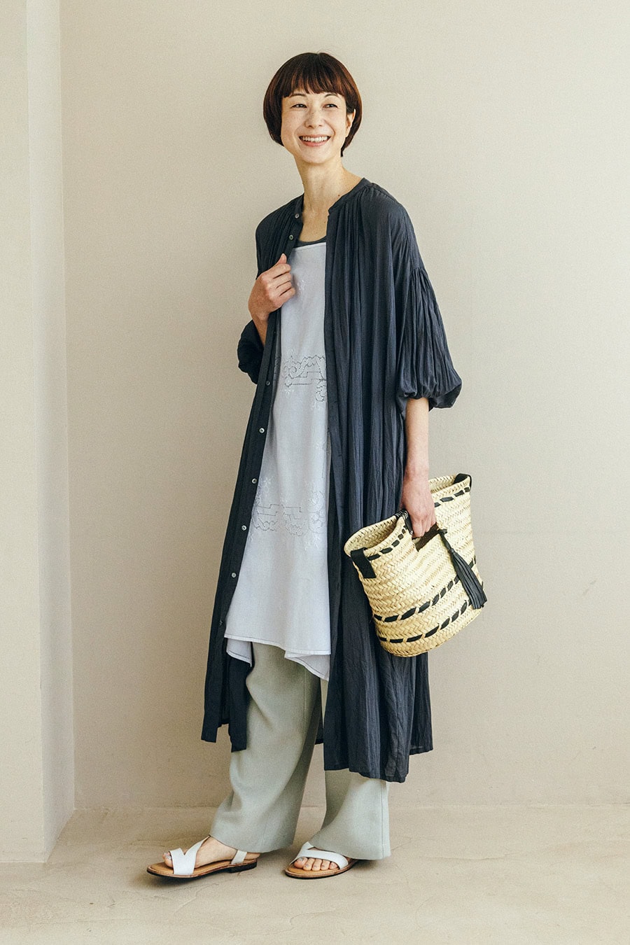 2Wayメッシュベスト¥21,000／ボールジィ（トゥモローランド）、ブレスレット¥26,400／プラウ、サンダル¥28,600／ジェーブイエーエム（プレインピープル青山）