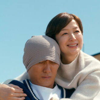 松谷鷹也と鈴木京香のW主演。©2025「栄光のバックホーム」製作委員会