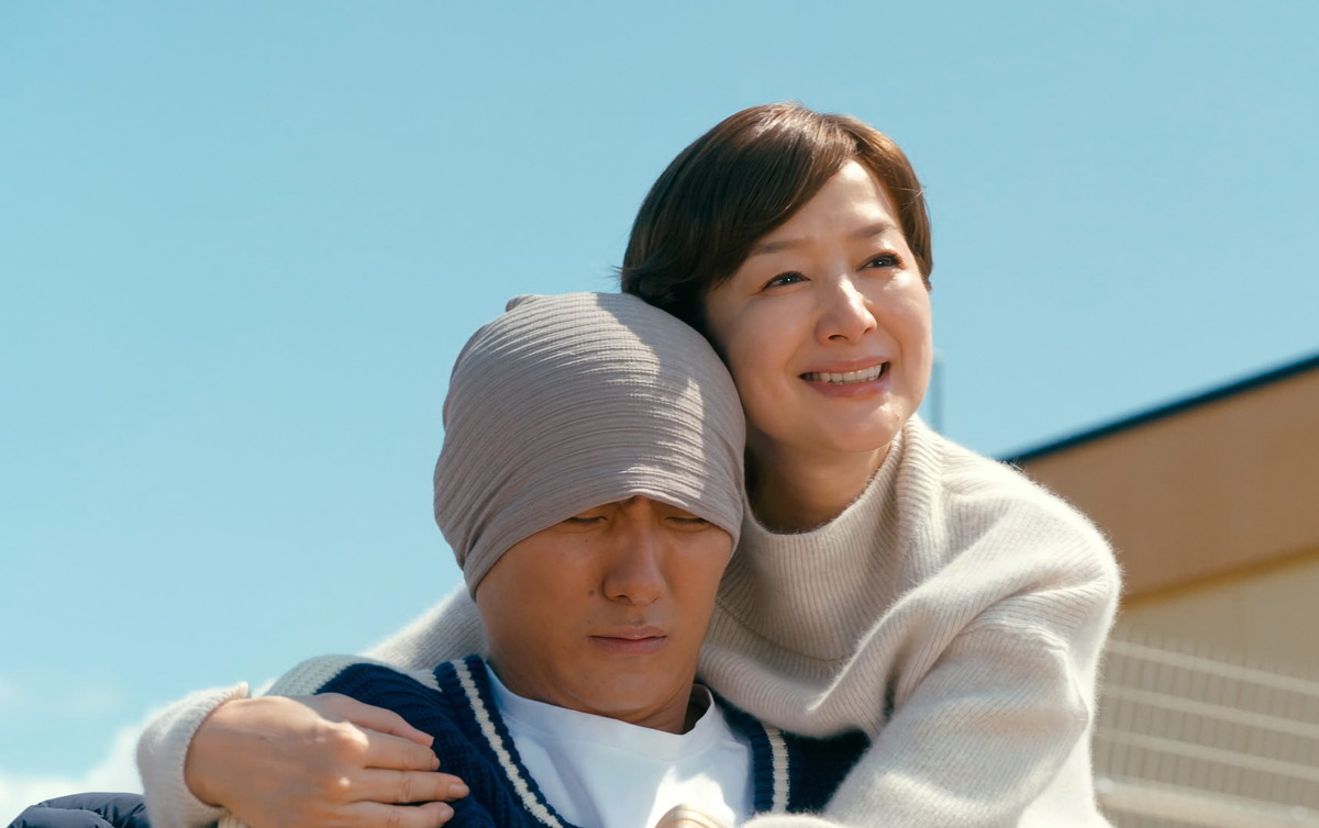 松谷鷹也と鈴木京香のW主演。©2025「栄光のバックホーム」製作委員会