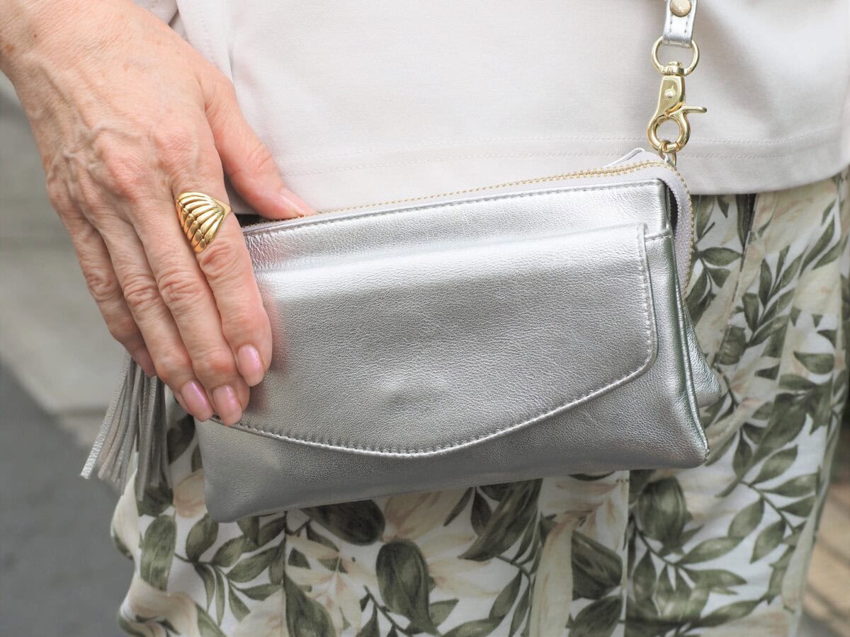 シルバーのバッグ