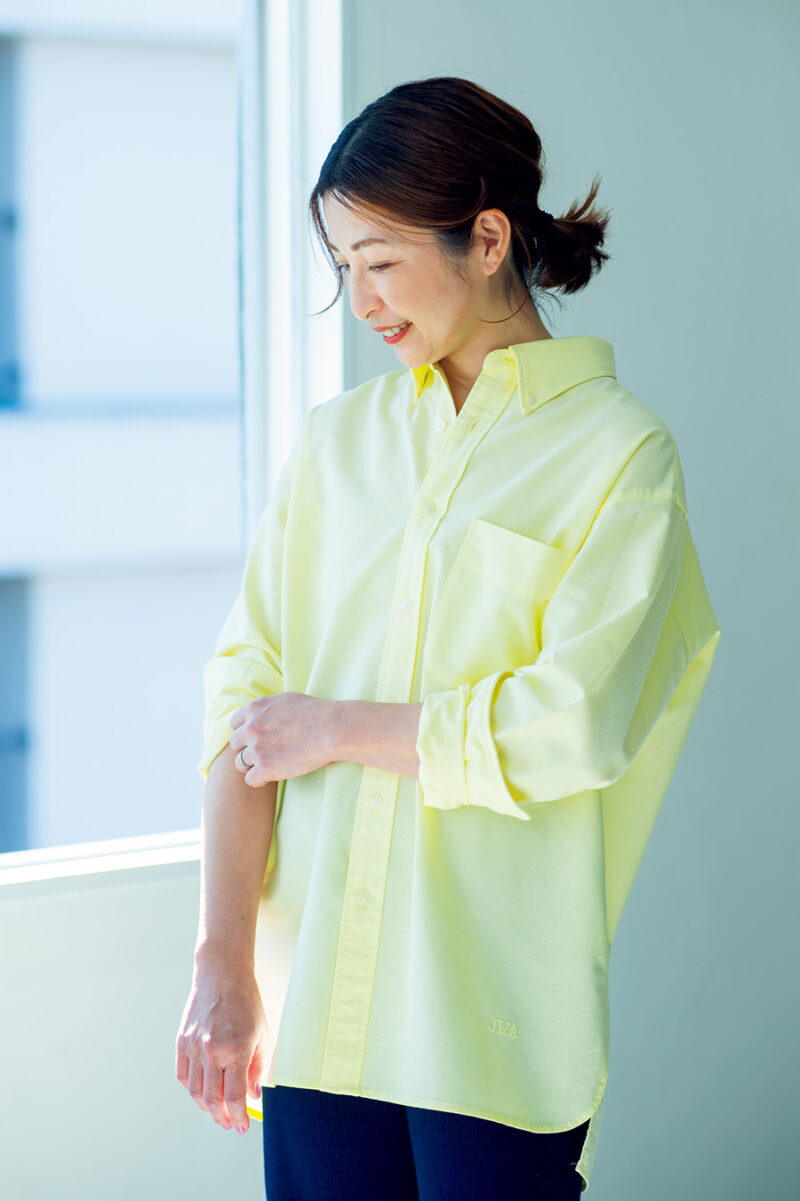 シャツ¥3,990/ユニクロアンド ジェイ ダブリューアンダーソン(ユニクロ)、パンツ/スタイリスト私物