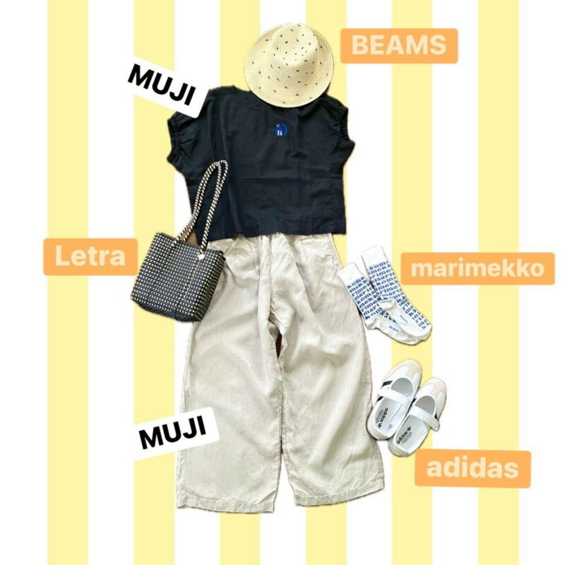 刺しゅうブラス×無印良品の麻パンツのコーデ。靴下のカラーは、胸元の刺しゅうの青色に合わせてセレクト
