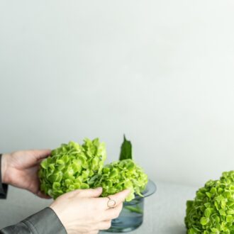 1、2本でも十分に存在感がある紫陽花。フラワーベースにシンプルに飾るのが気分
