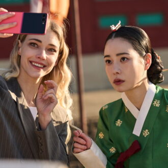 朝鮮王朝では悪女で現代は無名女優のヒロインをイム・ジヨンが、冷酷な御曹司をホ・ナムジュンが演じるラブコメディ。『素晴らしき新世界』はNetflixで独占配信中