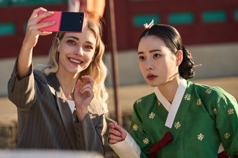 朝鮮王朝では悪女で現代は無名女優のヒロインをイム・ジヨンが、冷酷な御曹司をホ・ナムジュンが演じるラブコメディ。『素晴らしき新世界』はNetflixで独占配信中