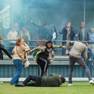 親が子どもの試合に口出しして大乱闘。Netflixシリーズ『サッカーペアレンツ』独占配信中