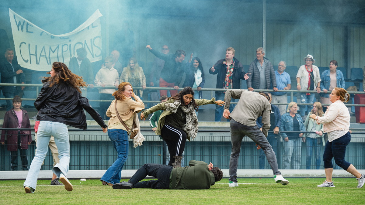 親が子どもの試合に口出しして大乱闘。Netflixシリーズ『サッカーペアレンツ』独占配信中