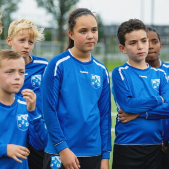 暴走する親たちを見てドン引きする子どもたち。Netflixシリーズ『サッカーペアレンツ』独占配信中