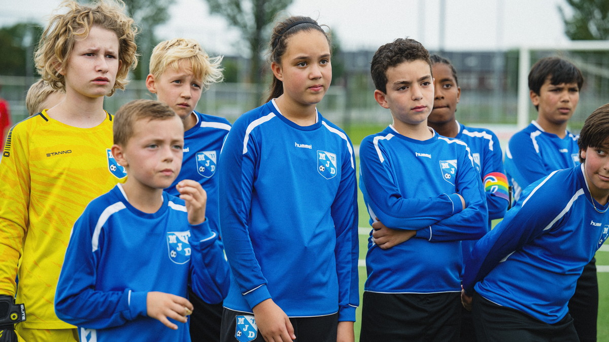 暴走する親たちを見てドン引きする子どもたち。Netflixシリーズ『サッカーペアレンツ』独占配信中