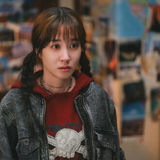 主演は、パク・ウンビン。Netflixシリーズ『ワンダーフールズ』世界独占配信中