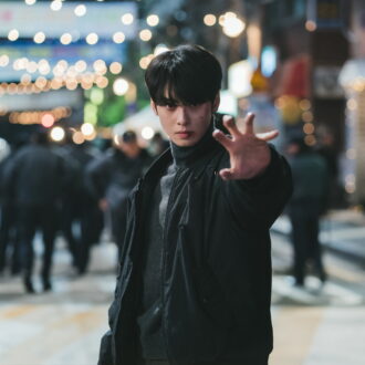 チャ・ウヌは、堅物の公務員で実は超能力者のウンジュン役。Netflixシリーズ『ワンダーフールズ』世界独占配信中