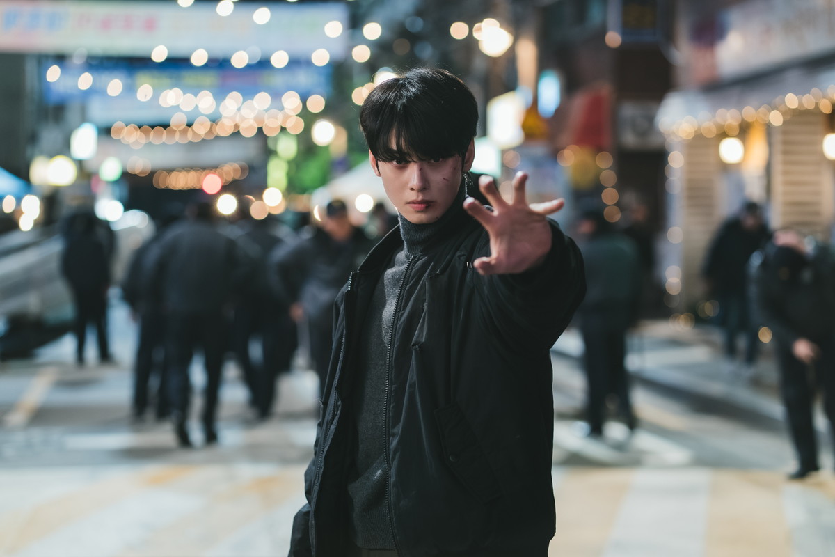 チャ・ウヌは、堅物の公務員で実は超能力者のウンジュン役。Netflixシリーズ『ワンダーフールズ』世界独占配信中