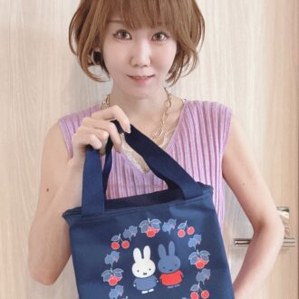 バーべーキューなど持ち寄りの時に便利なマチが広いボックス型保冷バッグ