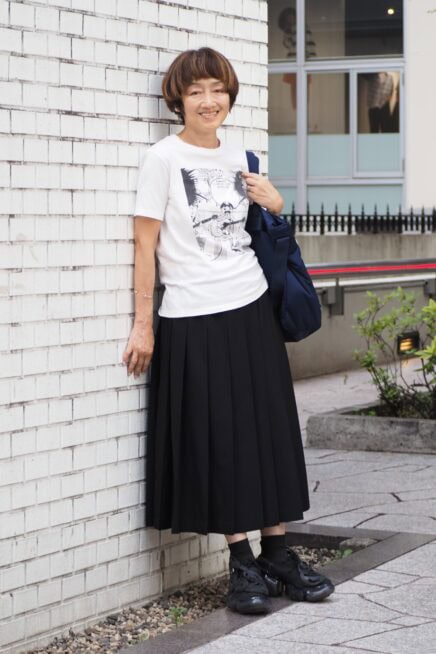【スナップ】「コム デ ギャルソン」のプリーツスカートに何合わせる？ “楳図 かずおTシャツ”でキャッチ―に