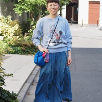 【スナップ】「ヒグチユウコ」×「タローマン」のプリントから目が離せない！50代のおしゃれさんを表参道で激写♡