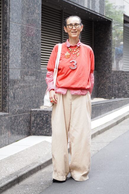 【スナップ】50代もマネしたい！ 大人のレイヤードコーデは「ハンドメイドアクセサリー」で自分らしさを表現