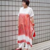 【スナップ】「HaaT（ハート）」歴20年以上のおしゃれさんがまとう新作ワンピに注目！ 赤をきかせた初夏の涼しげコーデ