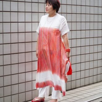 【スナップ】「Haat（ハート）」歴20年以上のおしゃれさんがまとう新作ワンピに注目！ 赤をきかせた初夏の涼しげコーデ