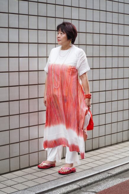 【スナップ】「HaaT（ハート）」歴20年以上のおしゃれさんがまとう新作ワンピに注目！ 赤をきかせた初夏の涼しげコーデ