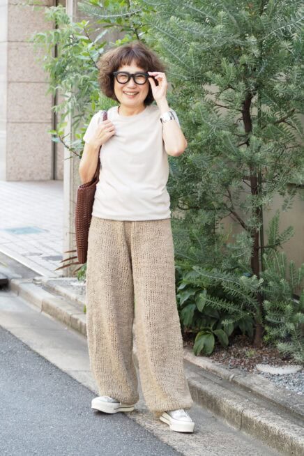 【スナップ】50代注目の“好印象カジュアル”の作り方！ ニットパンツ×厚底スニーカーの黄金バランスであか抜ける