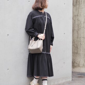 【スナップ】「アグ」の厚底スニーカーでスタイルアップ！ 甘くなりすぎないガーリーコーデ