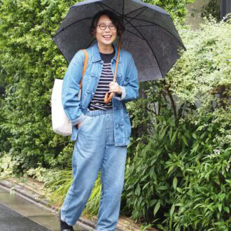 【1週間スナップ】50代の「雨の日コーデ」7選 ベーシックカラーなのに地味見えしない素材・質感選びのコツは？