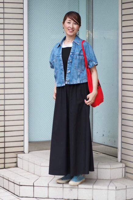 【スナップ】「ZARA」のデニムジャケットでスタイルアップ！ 挿し色小物で魅せる大人の遊び心に注目