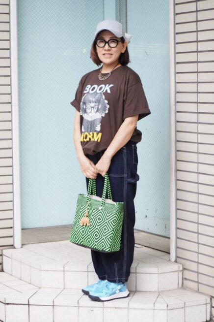 【スナップ】50代のTシャツコーデを拝見！ 大胆な「プリントT」をポップに楽しく着るコツは？