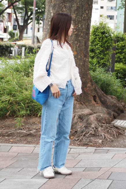 【スナップ】大人世代のデニムラバーの着こなし拝見！ 暑い季節は“淡色デニム”で爽やかに