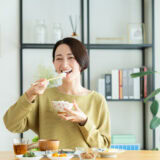 【更年期が太る理由】生野菜・水2L・腸活ヨーグルトが逆効果？東洋医学が教える「50代のやせる習慣」