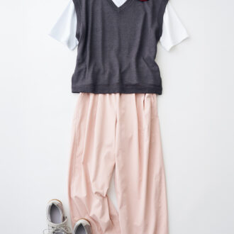 ワイドTシャツ¥990、バレルアンクルパンツ¥2,990、キャップ¥990、バレエスニーカー¥2,990 /すべてジーユー