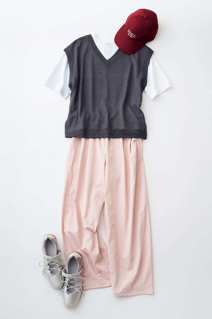 ワイドTシャツ¥990、バレルアンクルパンツ¥2,990、キャップ¥990、バレエスニーカー¥2,990 ／すべてジーユー