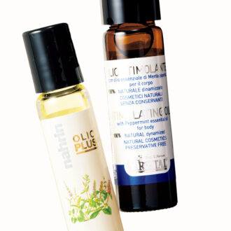 (右)爽快なミントでリフレッシュ。アルジタル スティミュレイティングロールオン(ミント)8mL ¥3,300/石澤研究所 (左)選りすぐりの精油をブレンド、爽快感と癒やし効果も同時に楽しめる。ナリン ハーブオイル33+7ロールオン 10mL ¥3,300/スターティス