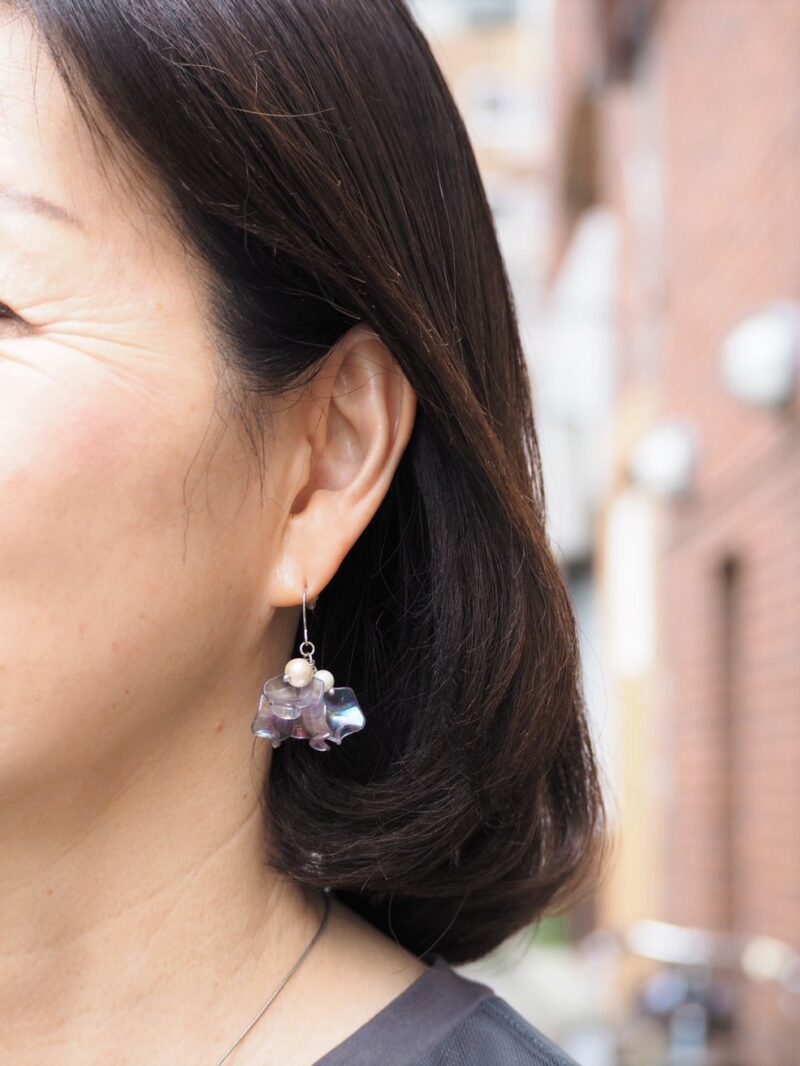 揺れるピアス