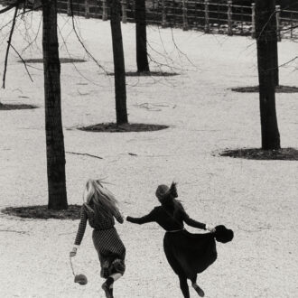 ジビレ・ベルゲマン《アネッテとアンゲラ、ルストガルテン、 ベルリン》1982 年 © Estate Sibylle Bergemann. Courtesy Loock Galerie, Berlin