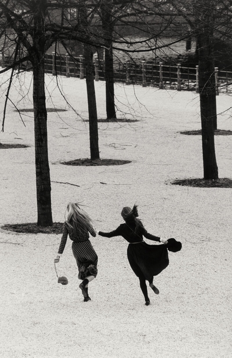 ジビレ・ベルゲマン《アネッテとアンゲラ、ルストガルテン、 ベルリン》1982 年 © Estate Sibylle Bergemann. Courtesy Loock Galerie, Berlin